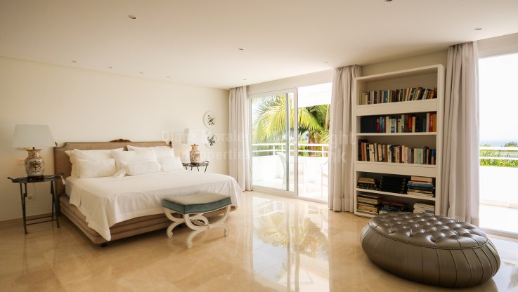 Renovated villa in a gated community with 24 hours security - Villa for sale in Altos Reales, Marbella Golden Mile
