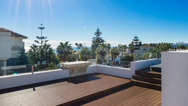 Neu gebaute zeitgenössische Villa in Gehweite zum Strand - Villa zum Verkauf in Marbella Goldene Meile