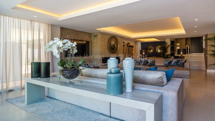 Neu gebaute zeitgenössische Villa in Gehweite zum Strand - Villa zum Verkauf in Marbella Goldene Meile