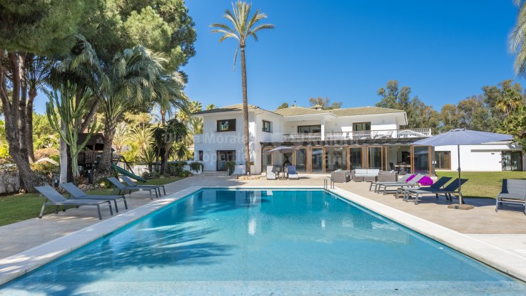 Villa within secure and highly demanded area - Villa for sale in Los Monteros, Marbella East