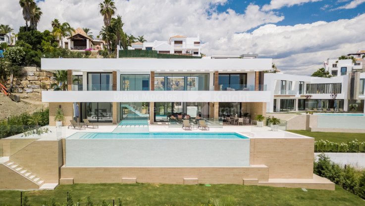 Villa moderna de nueva construcción con vistas al mar - Villa en venta en La Alqueria, Benahavis