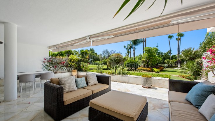 Apartamento en planta baja en primera línea de golf - Apartamento Planta Baja en venta en Los Granados Golf, Nueva Andalucia