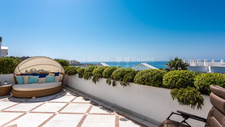 Penthouse in a frontline beach complex - Duplex Penthouse for sale in Doncella Beach, Estepona