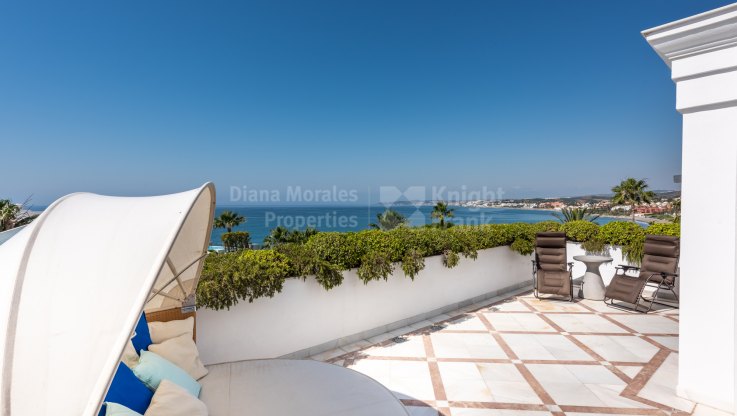 Penthouse in a frontline beach complex - Duplex Penthouse for sale in Doncella Beach, Estepona