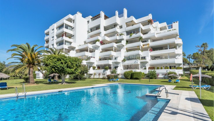 San Pedro de Alcantara, Large, luxurious and very luminous golf apartment near the beach