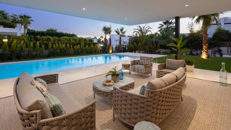 Modern villa in a fenced urbanization - Villa for sale in Nueva Andalucia