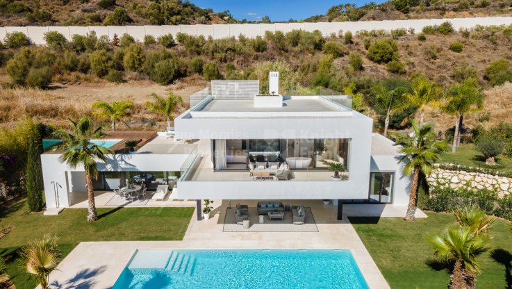 Modern villa in a fenced urbanization - Villa for sale in Nueva Andalucia