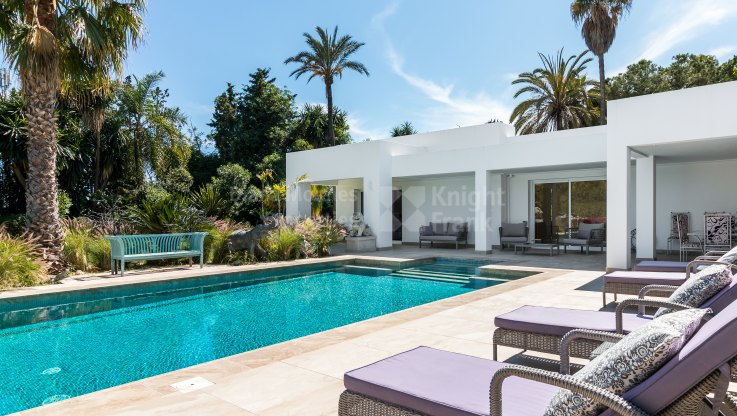 Modern style property for sale - Villa for sale in El Paraiso, Estepona