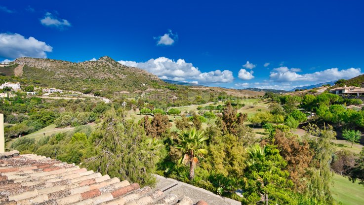 Alhambra-style house in prestigious location with spectacular views - Mansion for sale in Marbella Club Golf Resort, Benahavis