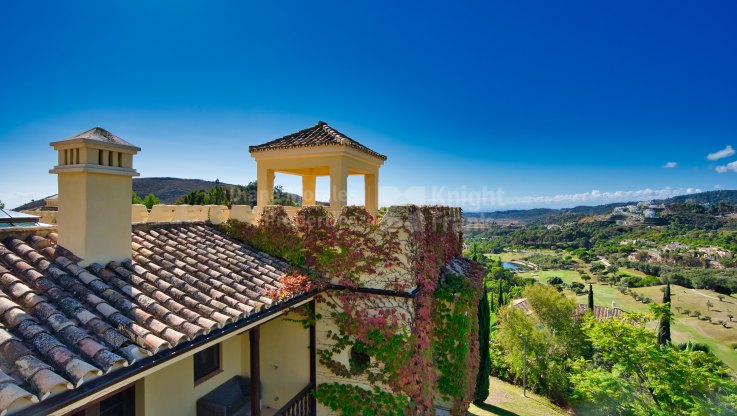 Haus im Alhambra-Stil in prestigeträchtiger Lage mit spektakulärer Aussicht - Mansion zum Verkauf in Marbella Club Golf Resort, Benahavis