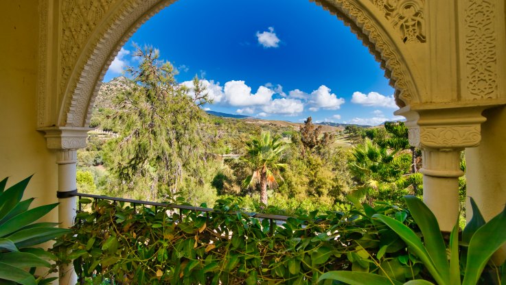 Дом в стиле Альгамбра в престижном месте с захватывающими видами - Вилла на продажу в Marbella Club Golf Resort, Бенахавис