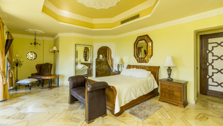 Haus im Alhambra-Stil in prestigeträchtiger Lage mit spektakulärer Aussicht - Mansion zum Verkauf in Marbella Club Golf Resort, Benahavis
