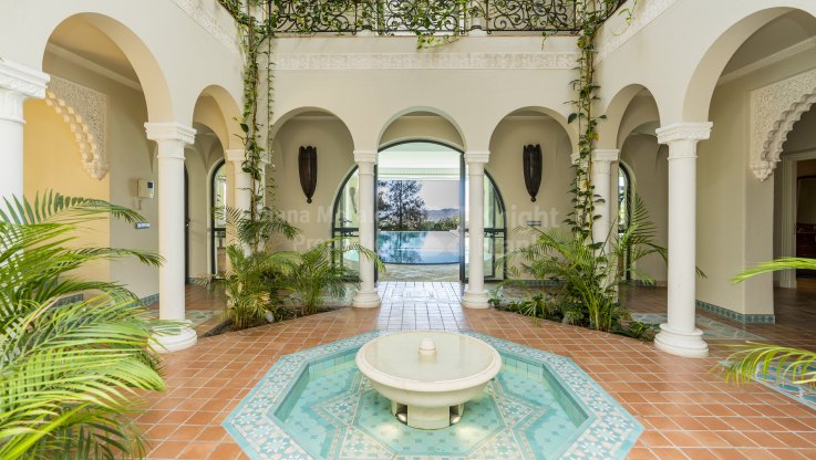 Дом в стиле Альгамбра в престижном месте с захватывающими видами - Особняк на продажу в Marbella Club Golf Resort, Бенахавис