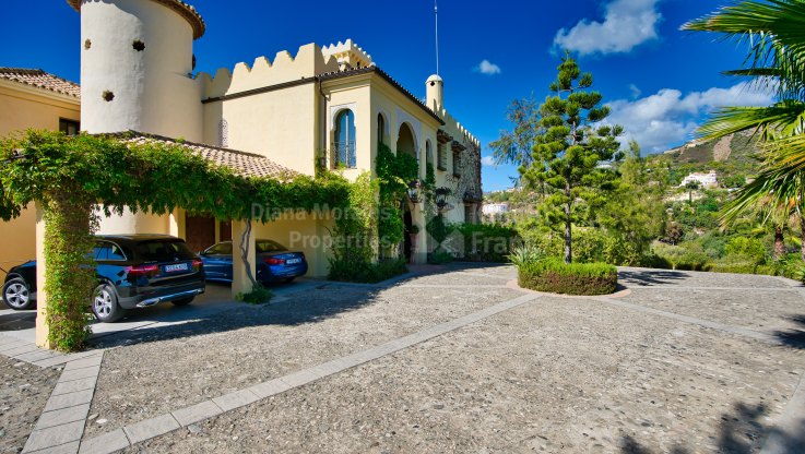 Haus im Alhambra-Stil in prestigeträchtiger Lage mit spektakulärer Aussicht - Villa zum Verkauf in Marbella Club Golf Resort, Benahavis