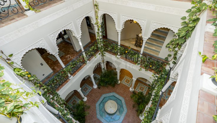 Дом в стиле Альгамбра в престижном месте с захватывающими видами - Вилла на продажу в Marbella Club Golf Resort, Бенахавис