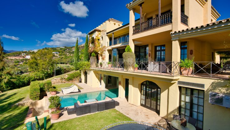 Дом в стиле Альгамбра в престижном месте с захватывающими видами - Особняк на продажу в Marbella Club Golf Resort, Бенахавис