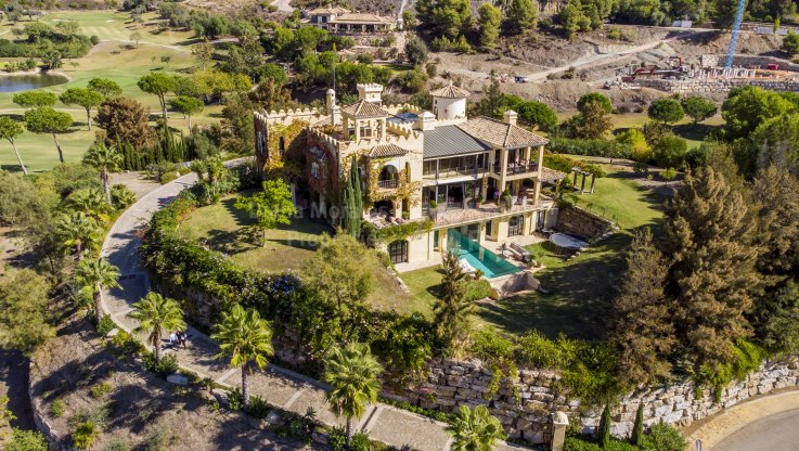 Haus im Alhambra-Stil in prestigeträchtiger Lage mit spektakulärer Aussicht - Villa zum Verkauf in Marbella Club Golf Resort, Benahavis