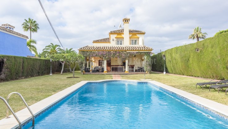 El Higueral, Detached villa in El Mirador with private garden and pool