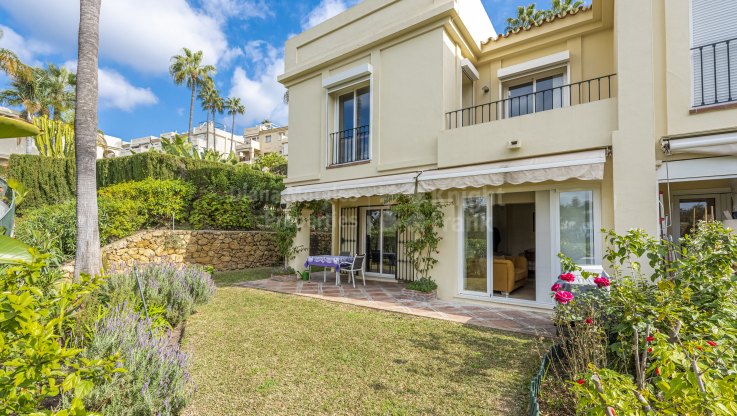 Eck-Doppelhaushälfte mit Panoramablick - Reihenhaus zum Verkauf in La Quinta Hills, Benahavis