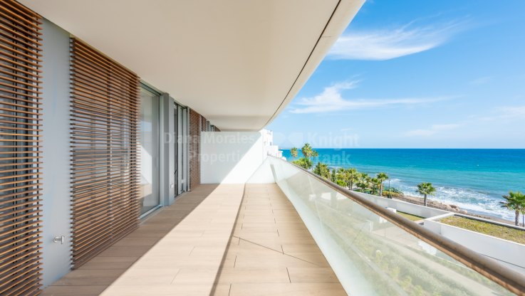 Estepona Playa, Beachfront apartment in new development