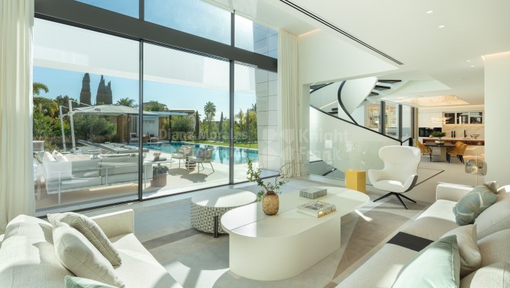 Beautiful house in a prestigious urbanisation very close to the beach - Villa for sale in Bahia de Marbella, Marbella East