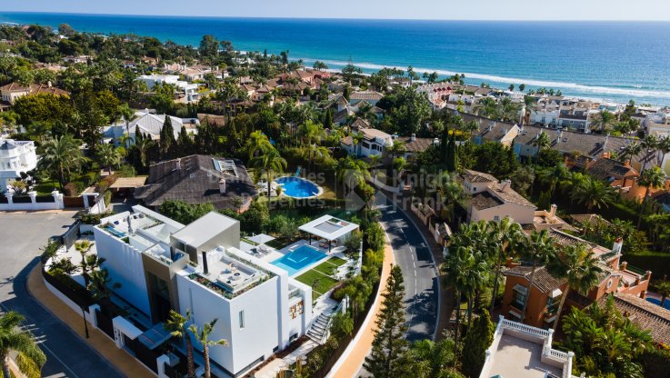 Schönes Haus in einer prestigeträchtigen Urbanisation ganz in der Nähe des Strandes - Villa zum Verkauf in Bahia de Marbella, Marbella Ost
