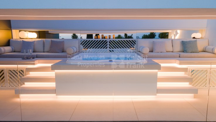 Preciosa casa en urbanización de prestigio muy cerca de la playa - Villa en venta en Bahia de Marbella, Marbella Este