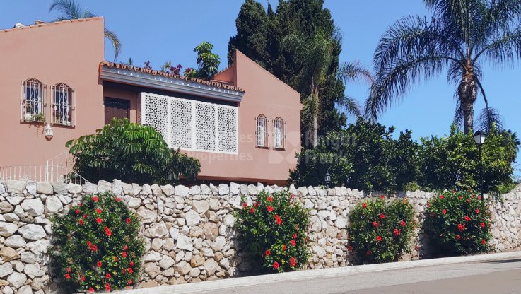 Villa cerca de la playa con gran potencial - Villa en venta en Paraiso Barronal, Estepona