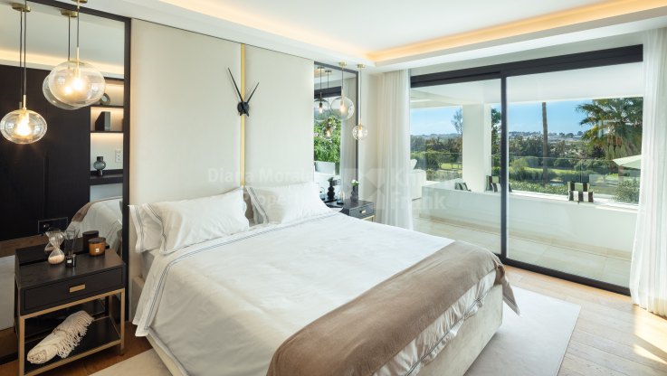 Espectacular villa de diseño único en primera línea de golf - Villa en venta en Los Naranjos, Nueva Andalucia