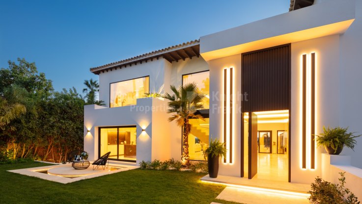 Villa spectaculaire de conception unique sur le golf de première ligne - Villa à vendre à Los Naranjos, Nueva Andalucia