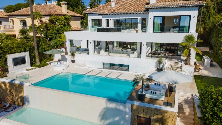 Espectacular villa de diseño único en primera línea de golf - Villa en venta en Los Naranjos, Nueva Andalucia