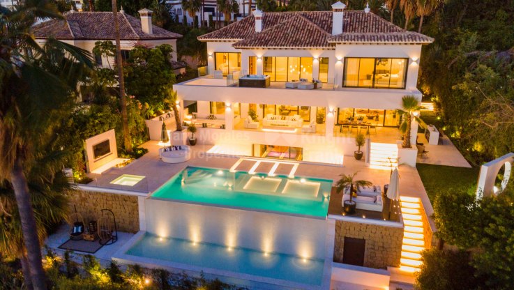 Villa spectaculaire de conception unique sur le golf de première ligne - Villa à vendre à Los Naranjos, Nueva Andalucia