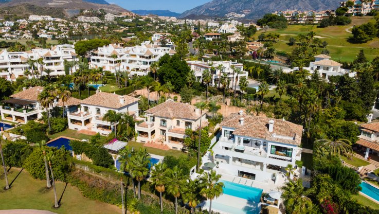 Spectacular front line golf villa of unique design - Villa for sale in Los Naranjos, Nueva Andalucia