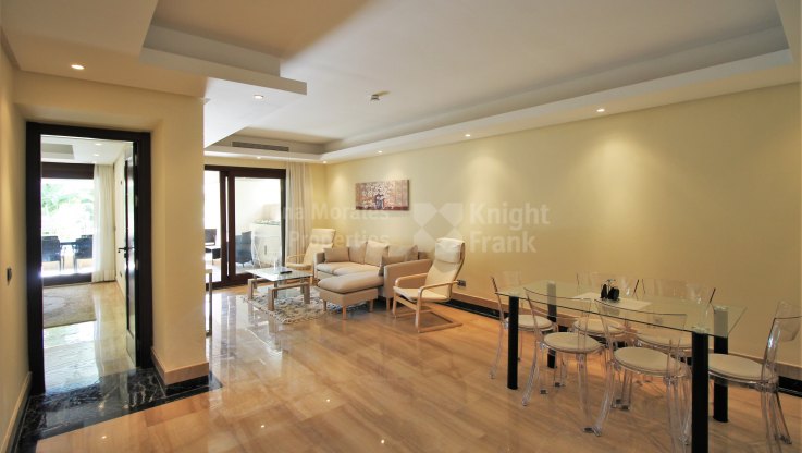 Frontline beach complex apartment with private pool - Ground Floor Apartment for sale in Bahia de la Plata, Estepona