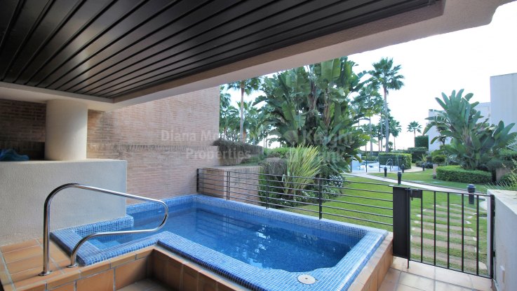 Frontline beach complex apartment with private pool - Ground Floor Apartment for sale in Bahia de la Plata, Estepona