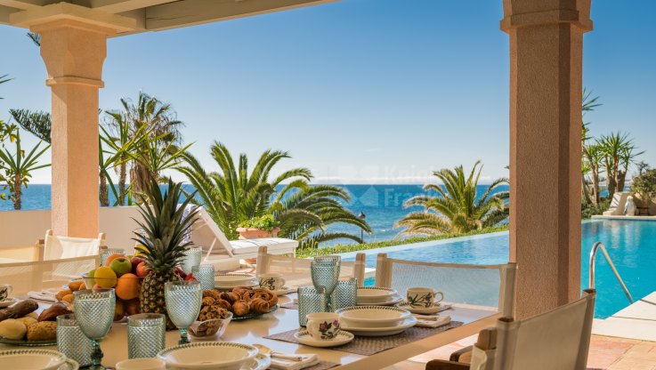 Exclusiva mansión mediterránea en primera línea de playa en la Milla de Oro - Mansion en alquiler en Marbella Milla de Oro
