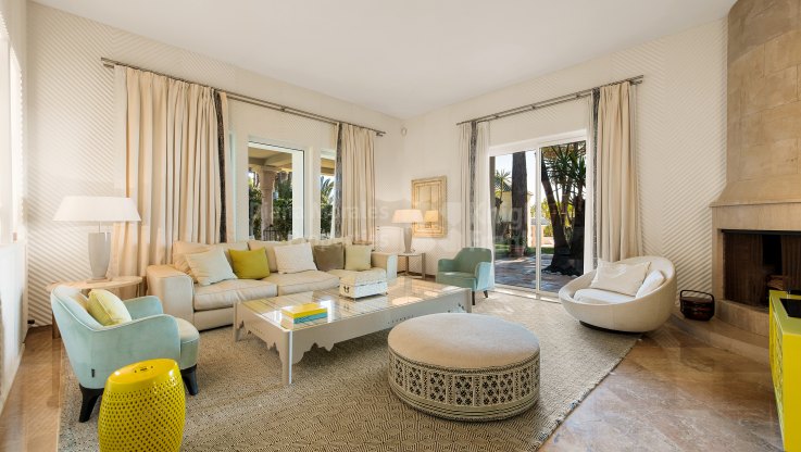 Einzigartige Strandvilla in erster Reihe an der Goldenen Meile mit privaten Gästehäusern und riesigen Gärten - Mansion zur Miete in Marbella Goldene Meile