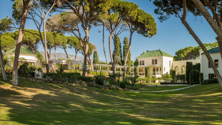 Einzigartige Strandvilla in erster Reihe an der Goldenen Meile mit privaten Gästehäusern und riesigen Gärten - Mansion zur Miete in Marbella Goldene Meile