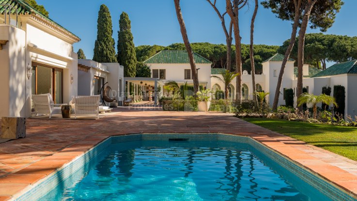 Villa unique en première ligne de plage dans le Golden Mile, avec maisons d'hôtes privées et immenses jardins. - Mansion à louer à Marbella Golden Mile