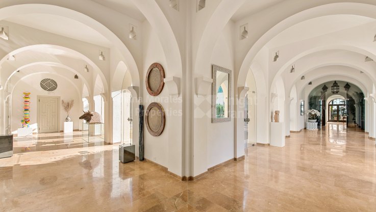 Exclusiva mansión mediterránea en primera línea de playa en la Milla de Oro - Mansion en alquiler en Marbella Milla de Oro