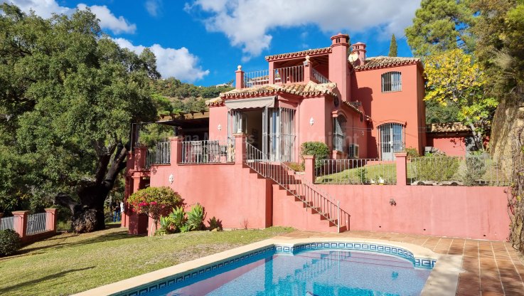 Andalusian Style Villa in Gated Community - Villa for sale in El Madroñal, Benahavis