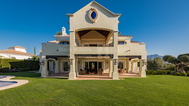 Villa de estilo clásico con vistas - Villa en venta en La Alqueria, Benahavis