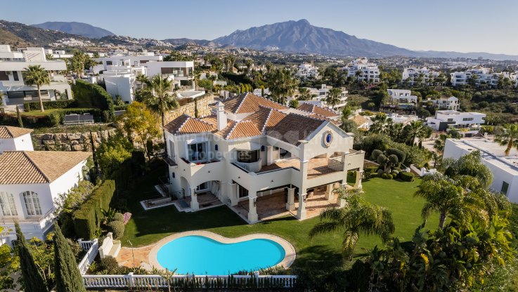 Villa im klassischen Stil mit Aussicht - Villa zum Verkauf in La Alqueria, Benahavis