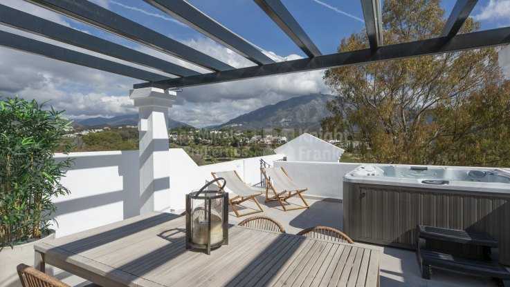 Cosy and sunny house in a gated community with security. - Town House for sale in Aloha Gardens, Nueva Andalucia