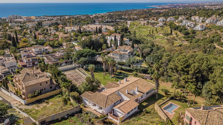 Villa mit herrlicher Aussicht auf einem großen Grundstück - Villa zum Verkauf in El Mirador, Marbella