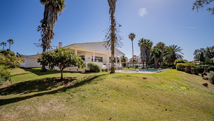 Villa with marvellous views on a large plot of land - Villa for sale in El Mirador, Marbella city