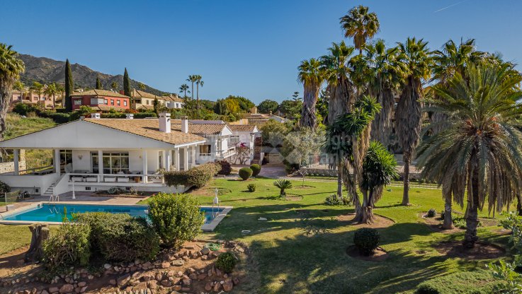 Villa mit herrlicher Aussicht auf einem großen Grundstück - Villa zum Verkauf in El Mirador, Marbella