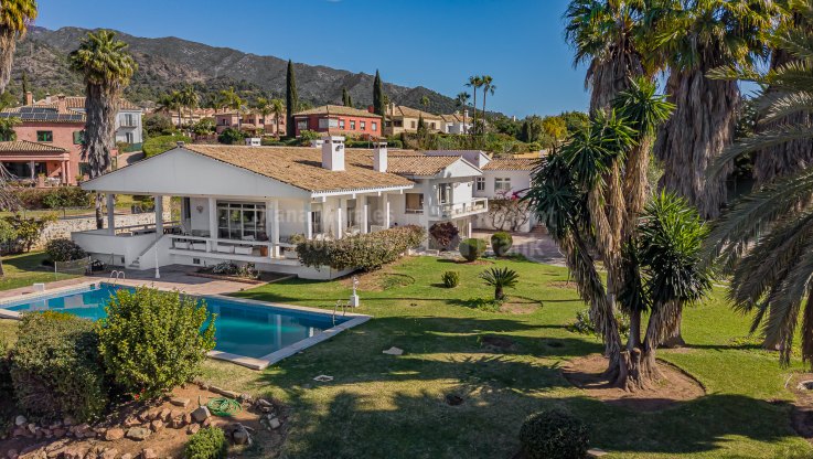 Villa mit herrlicher Aussicht auf einem großen Grundstück - Villa zum Verkauf in El Mirador, Marbella