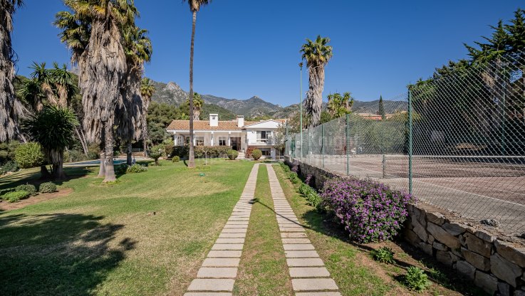 Villa mit herrlicher Aussicht auf einem großen Grundstück - Villa zum Verkauf in El Mirador, Marbella