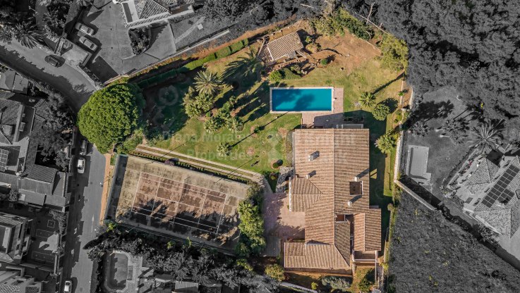 Villa mit herrlicher Aussicht auf einem großen Grundstück - Villa zum Verkauf in El Mirador, Marbella